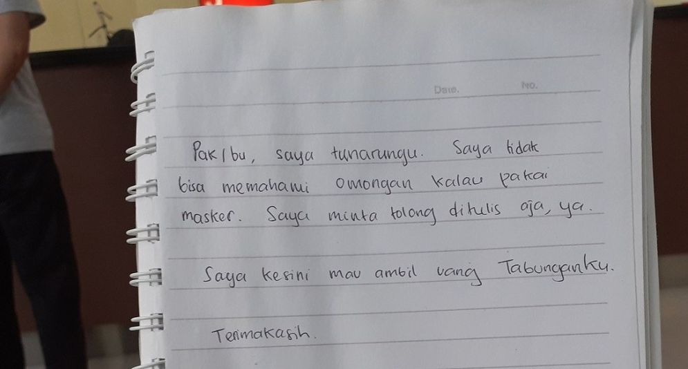 Lewat akun Twitter @MustikaUngu, perempuan tuna rungu bernama Widi Utami itu membagikan kisahnya dalam sebuah utas berjudul 'Tuli Pergi ke Bank di Tengah Pandemi.'