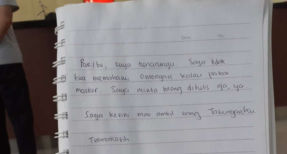 Lewat akun Twitter @MustikaUngu, perempuan tuna rungu bernama Widi Utami itu membagikan kisahnya dalam sebuah utas berjudul 'Tuli Pergi ke Bank di Tengah Pandemi'.