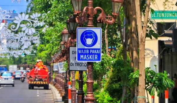 Rambu anjuran memakai masker di jalan protokol Surabaya