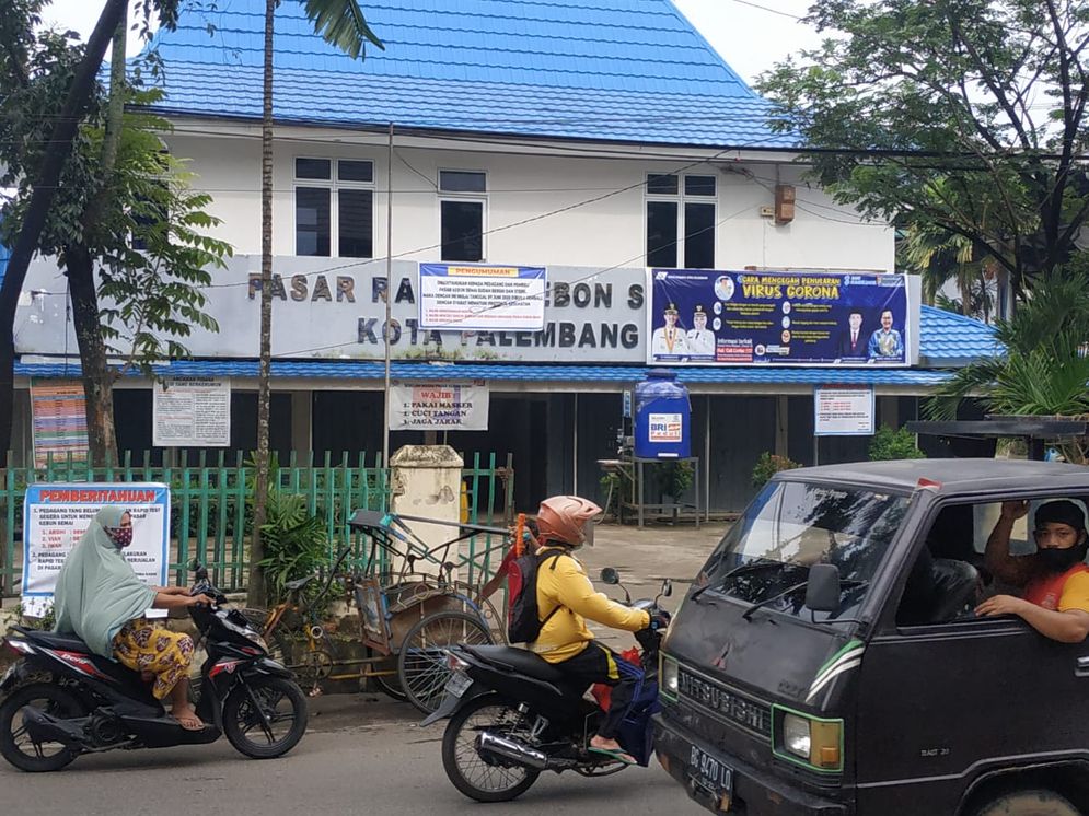 Suasana di depan Pasar Kebon Semai Palembang