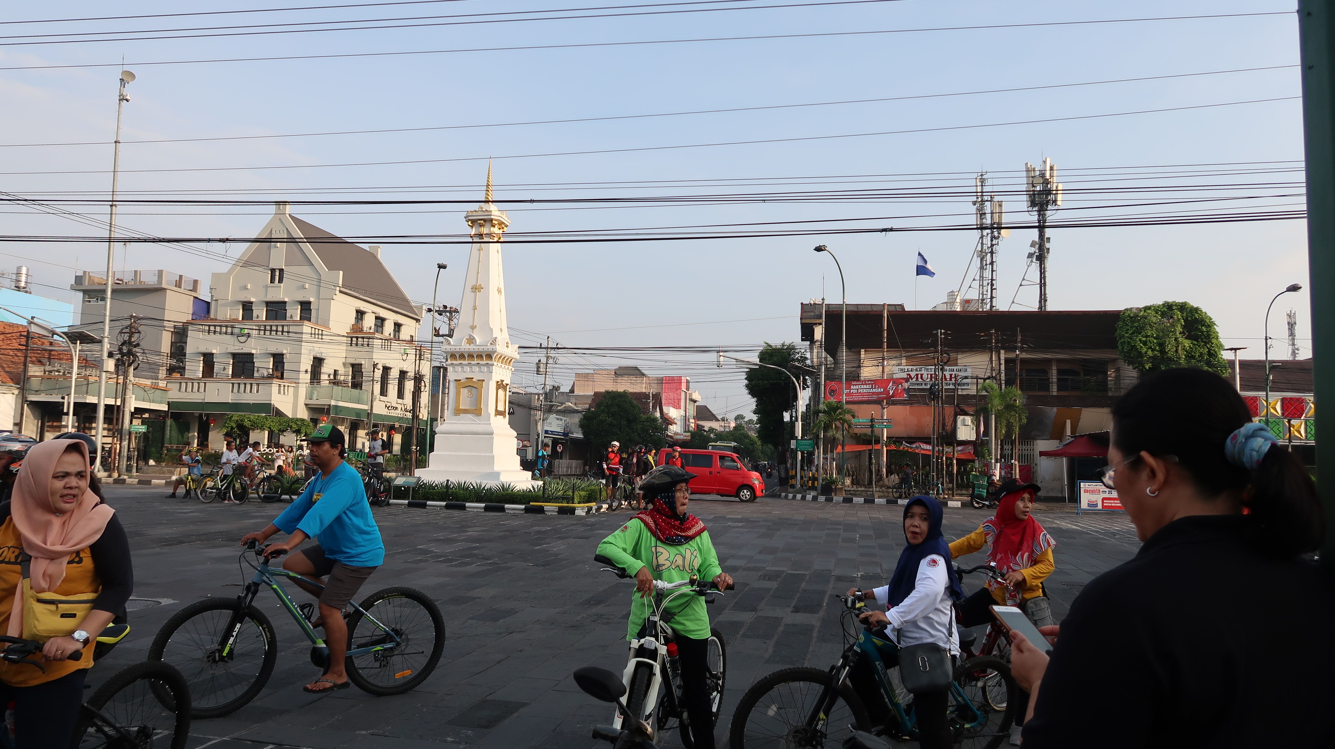 Pesepeda di sekitar Tugu Jogja