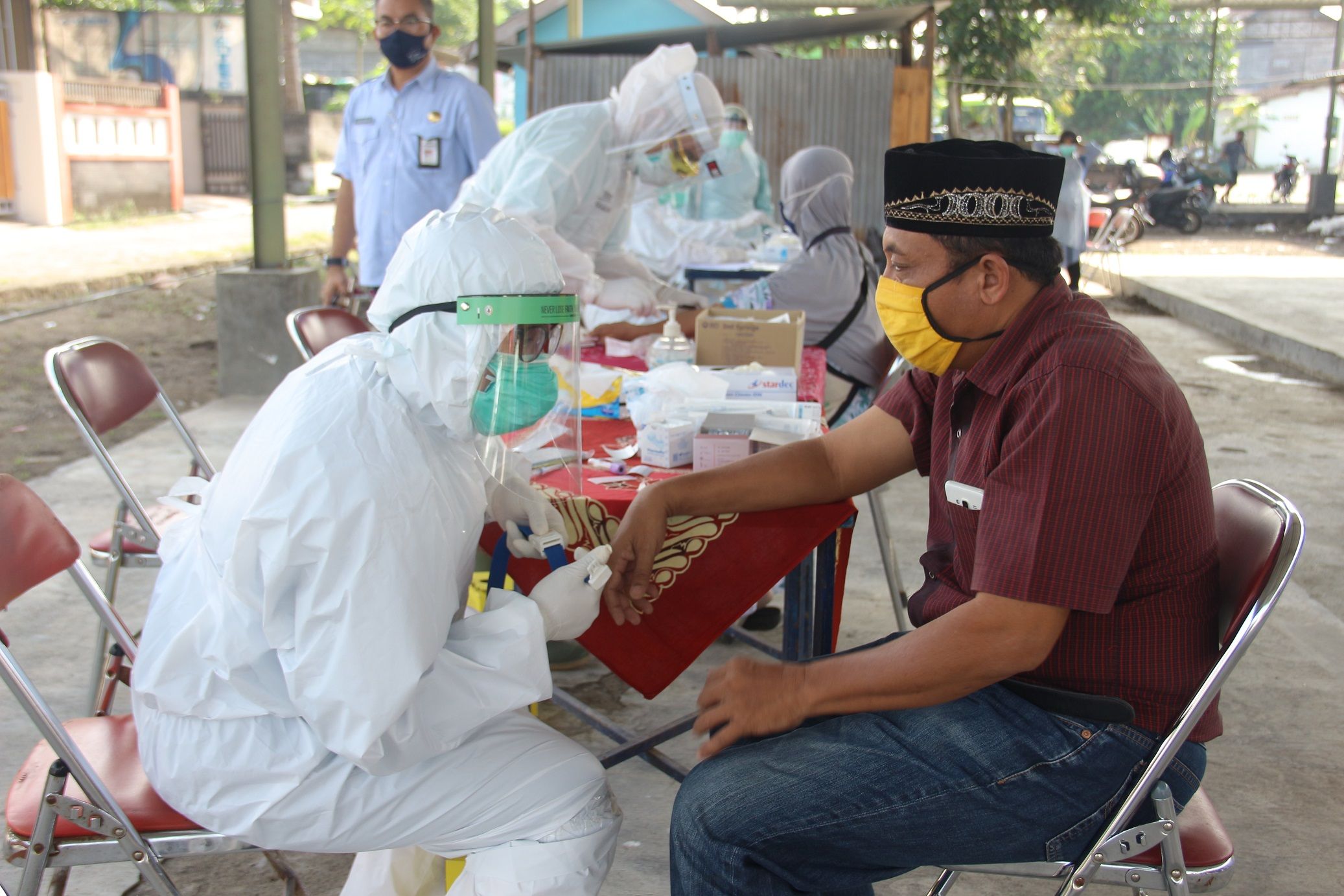 Suasana rapid test bagi pedagang pasar stan