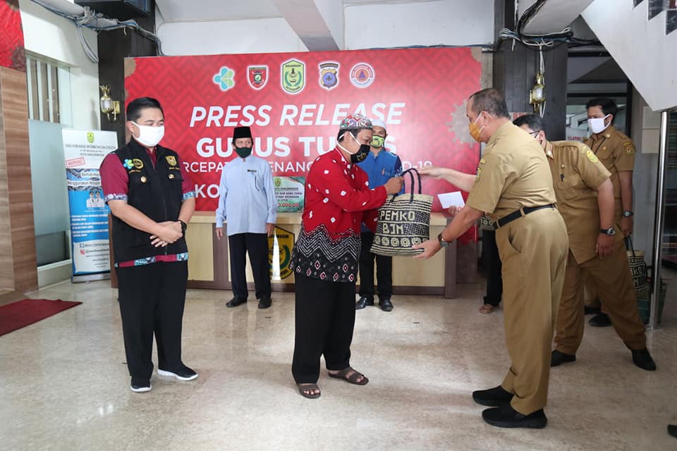 penyerahan bantuan kepada ustadz dan ustadzah