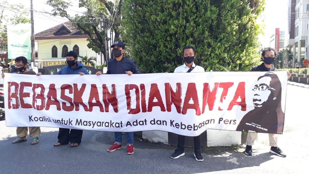 aktivis dan jurnalis melakukan aksi diam di Bundaran Hotel A