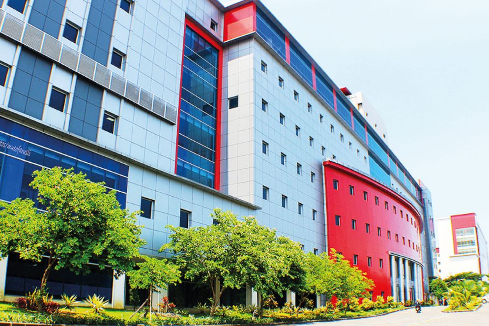Rumah Sakit Universitas Airlangga (RSUA) masuk tiga besar tangani pasien Covid-19 di Indonesia.
