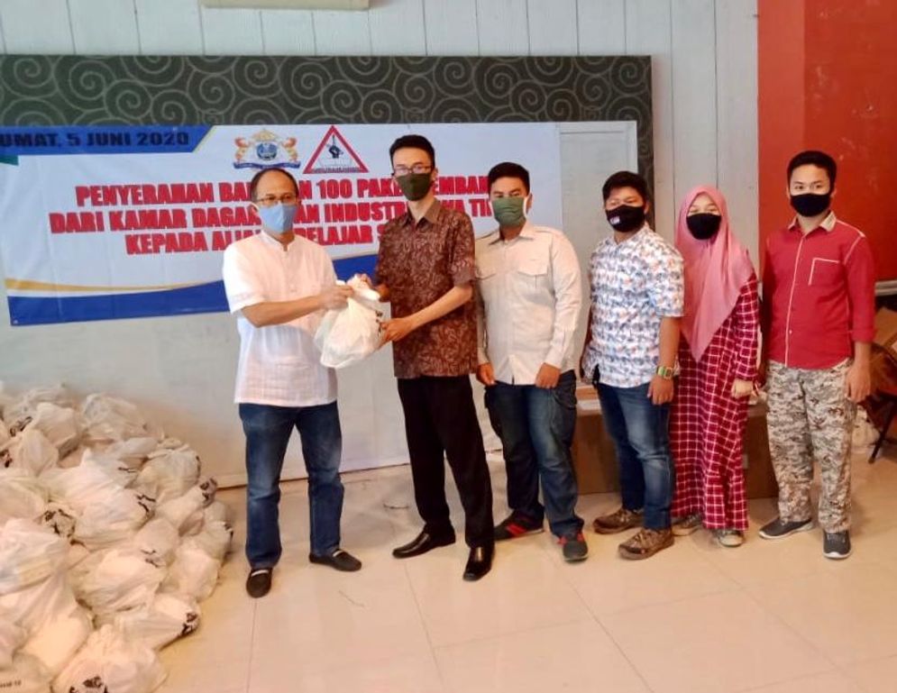 Ketua Kadin Jatim, Adik Dwi Putranto (kiri) saat memberikan bantuan sosial beberapa waktu lalu.