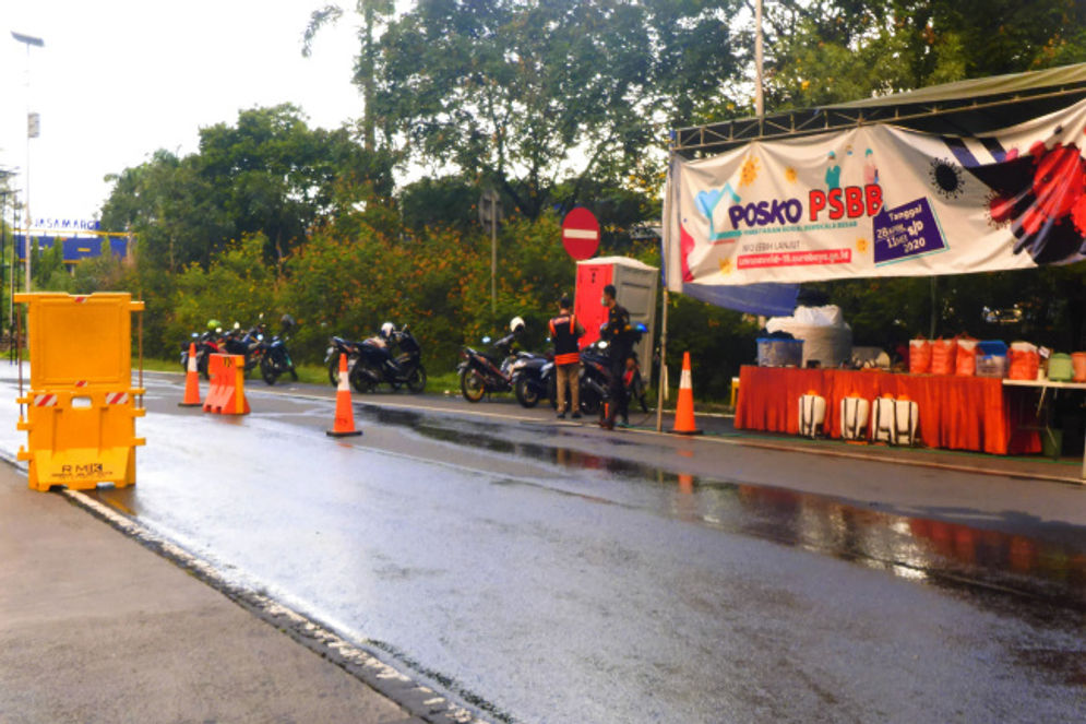 Salah satu posko PSBB di pintu masuk Kota Surabaya