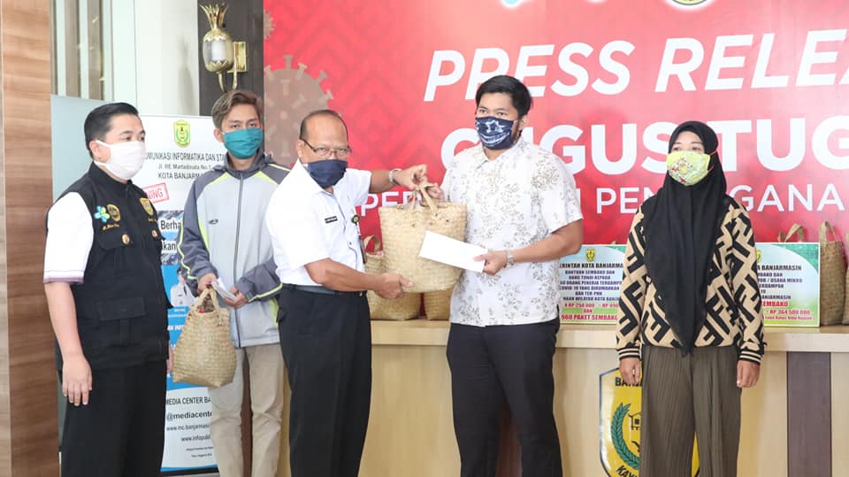 Pemberian bantuan sembako dan uang bagi korban PHK di Balai Kota Banjarmasin, pada Rabu (10/6/2020)