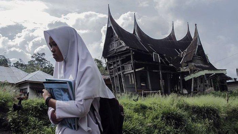 Seorang siswi di Minangkabau pulang dari sekolah. Foto: NGI