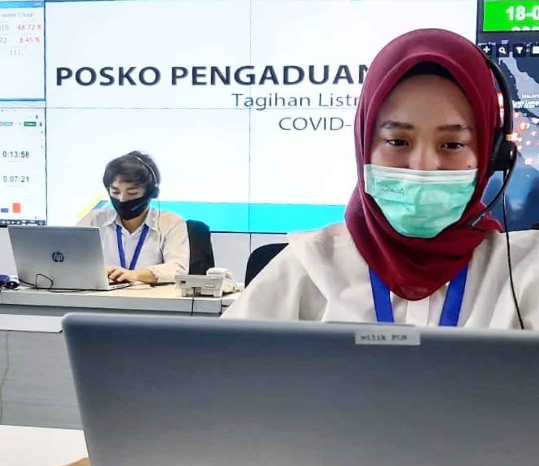 Petugas Posko Pengaduan PLN