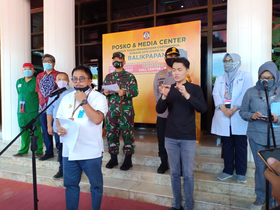 Wali Kota Balikpapan Rizal Effendi saat memberikan keterangan update kasus COVID-19 