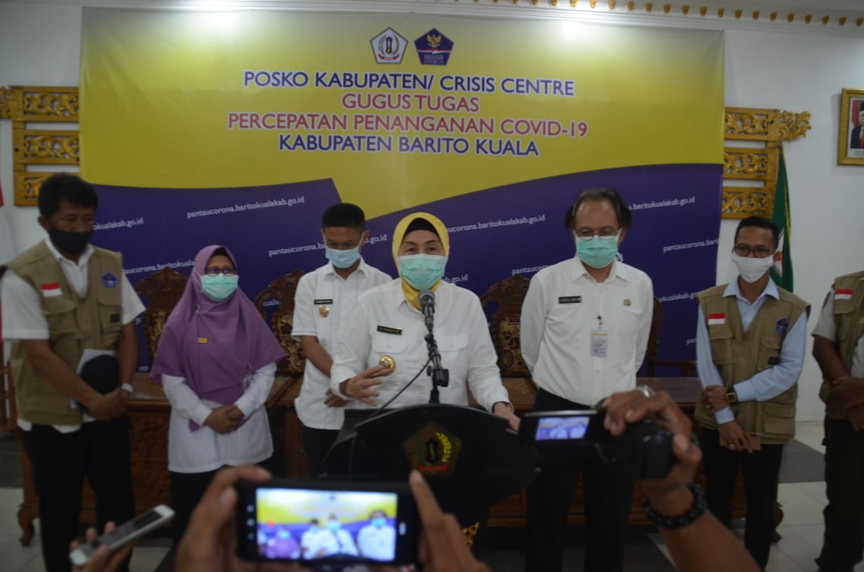Bupati Batola memberikan pernyataan Pers atas keputusan mengakhiri kerjasama dengan BPJS Kesehatan