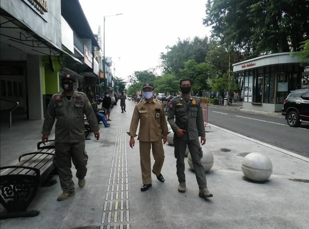 Satpol PP Kota Yogyakarta bersiaga di Malioboro dan sekitarnya.
