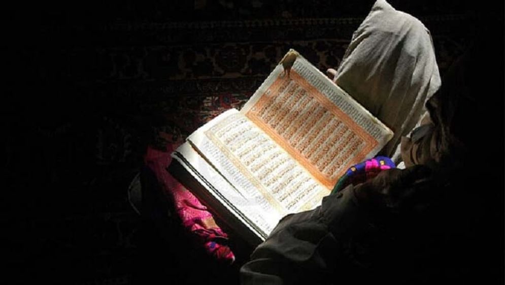 membaca al quran. foto: rumaysho