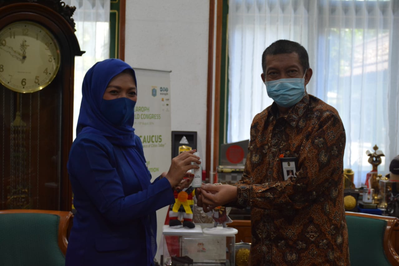 Perwakilan PT KSI menyerahkan bantuan hand sanitizer kepada Walikota Yogyakarta Haryadi Suyuti