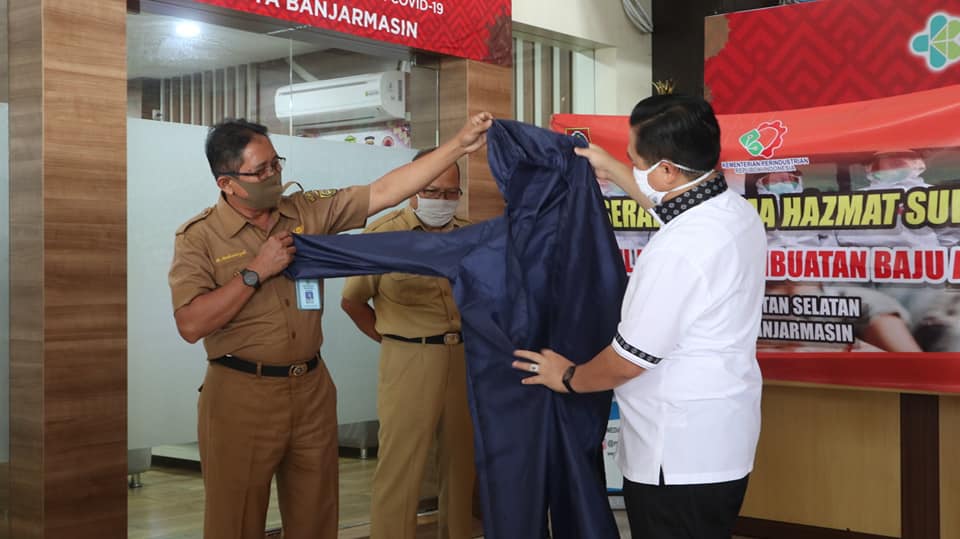 Pemkot Banjarmasin menerima bantuan APD Berupa hazmat buah karya pelaku usaha binaan Disperdagin