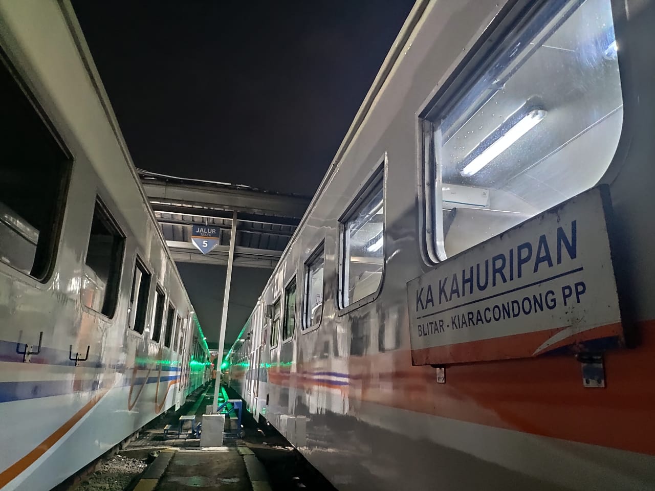 Ilustrasi rangkaian kereta api Kahuripan tujuan Blitar - Kiaracondong pp.