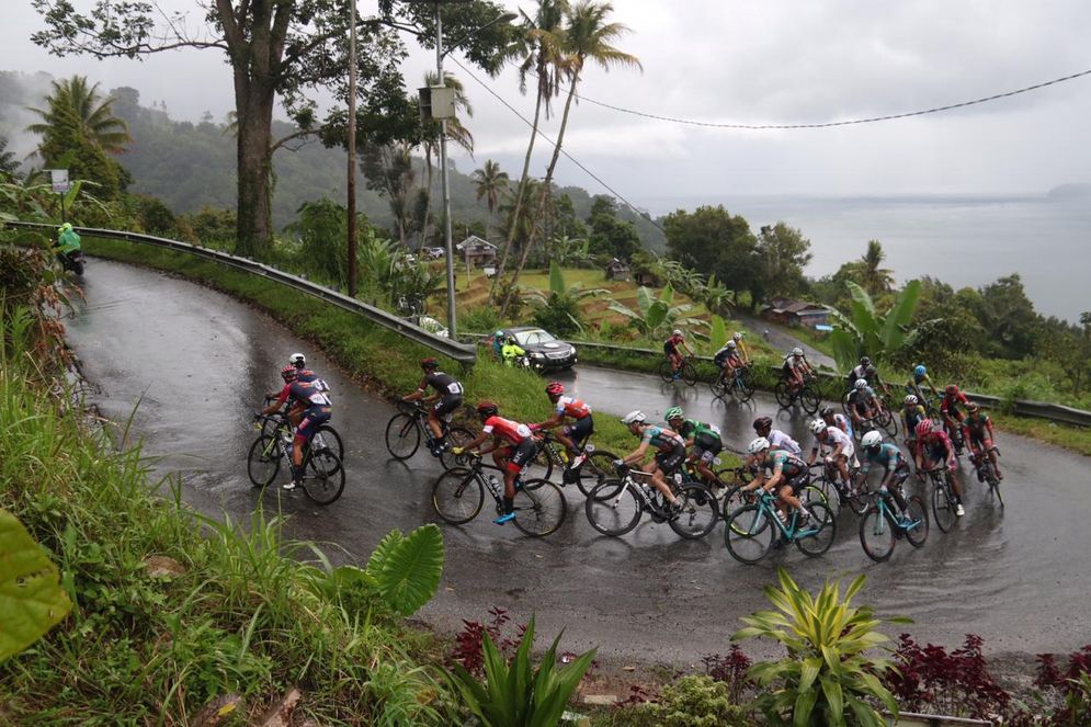 Pebalap Tour de Singkarak 2018 melintasi Kelok 44. Foto: ist