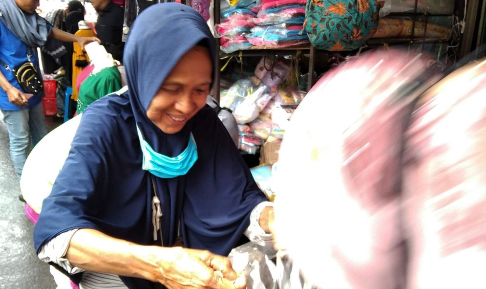 Nenek Eti pedagang keripik singkong di Pasar Aur Kuning Bukittinggi