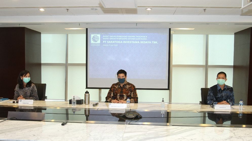 Presiden Direktur PT. Saratoga Investama Sedaya Tbk. Michael W.P Soeryadjaya (tengah), Direktur Keuangan Saratoga Lany D. Wong (kiri), Direktur Investasi Saratoga Devin Wirawan dalam RUPST yang dilakukan secara virtual di Jakarta (17/6)