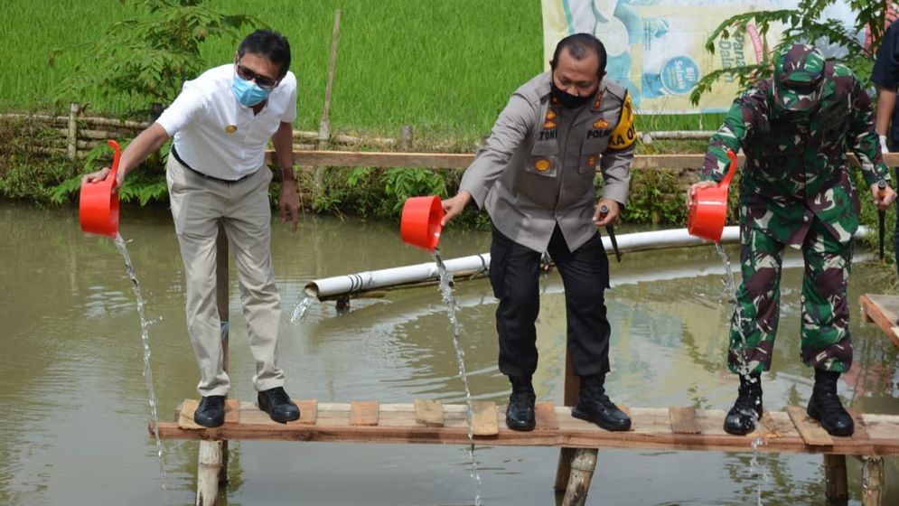 Gubernur Sumbar Irwan Prayitno bersama Kapolda Sumbar Irjen Pol Toni Harmanto dan TNI saat melepas benih ikan di Kampung Tanggung COVID-19 di Kubang Gajah, Payakumbuh. Foto: Ist