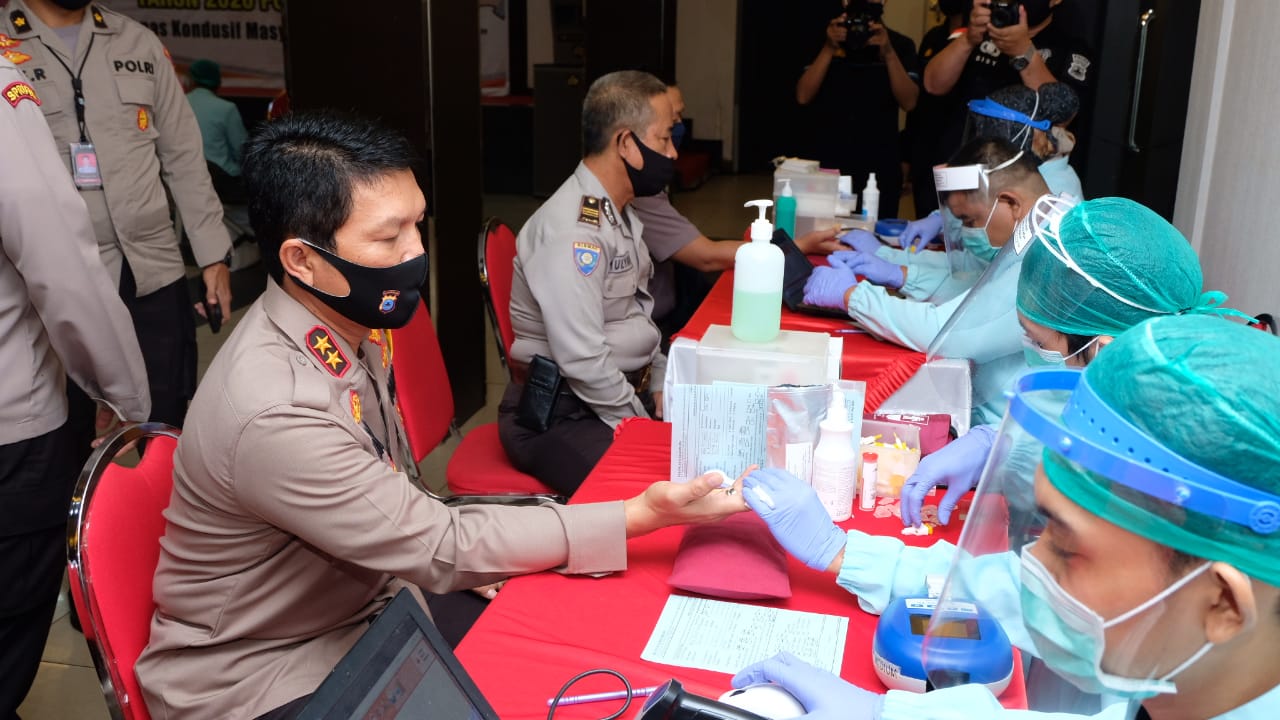 Anggota Kepolisian Daerah Kalsel sedang mengikuti aksi donor darah