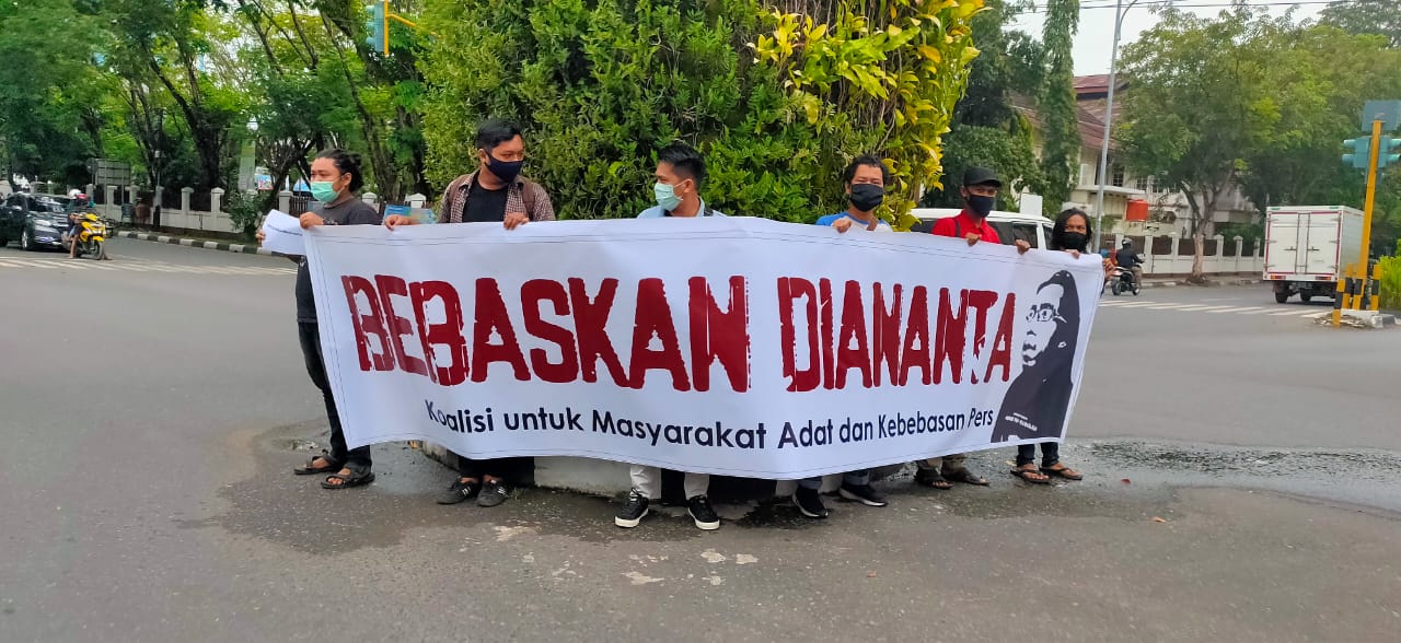 aktivis dan jurnalis melakukan aksi diam di Bundaran Hotel A