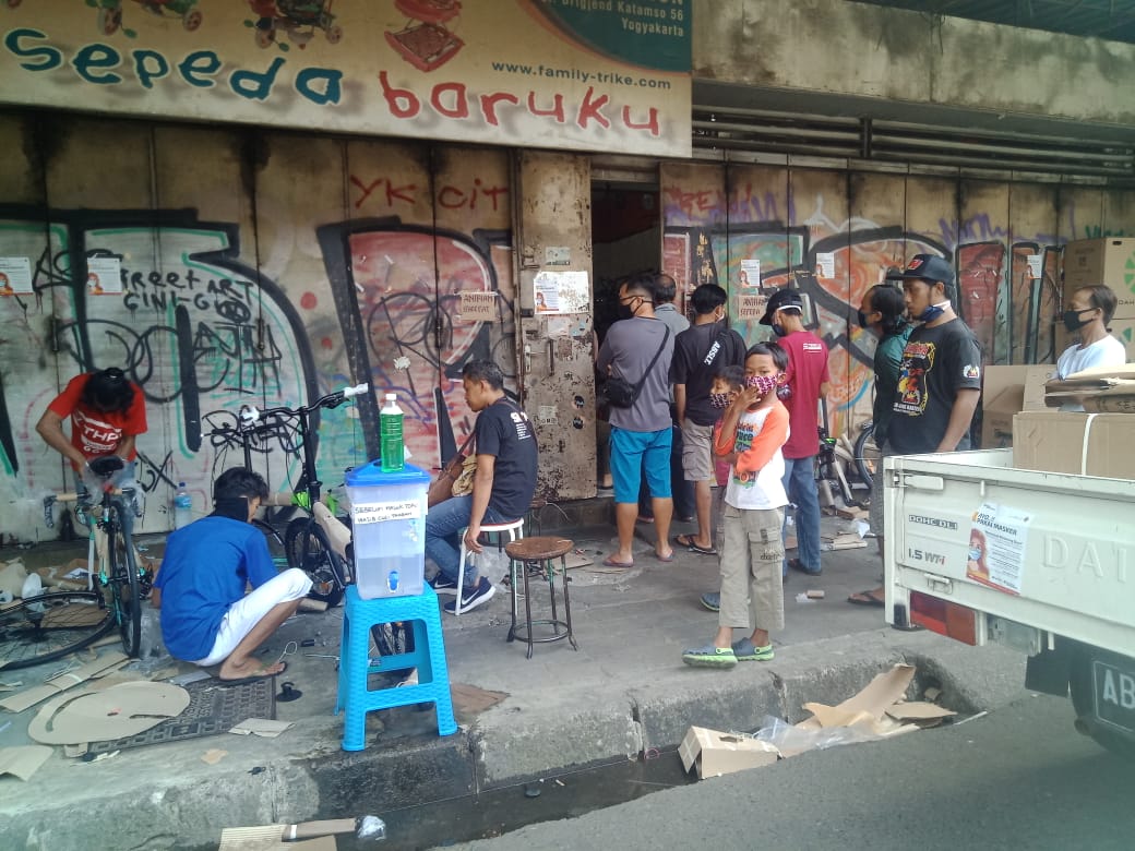 Pembeli sedang mengantri di toko sepeda Orion