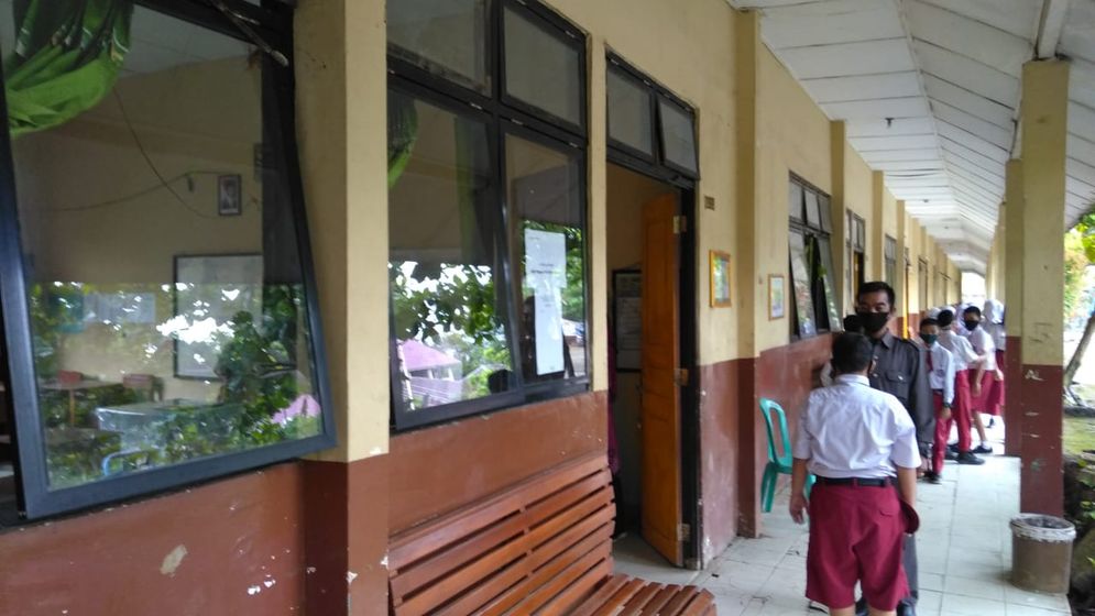 Pengecekan suhu tubuh bagi calon siswa SMP yang mengikuti TPA