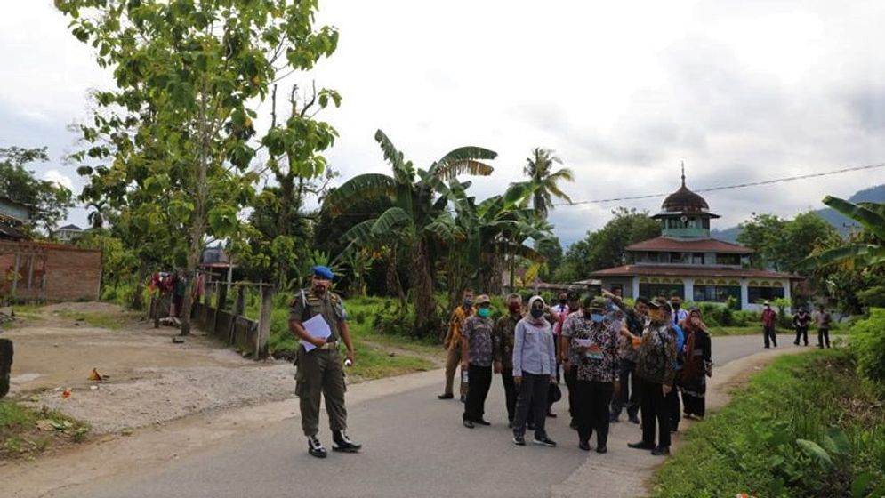 Wakil Wali Kota Padang Hendri Septa bersama jajaran ASN setempat meninjau aset Pemko Padang. Foto: ist