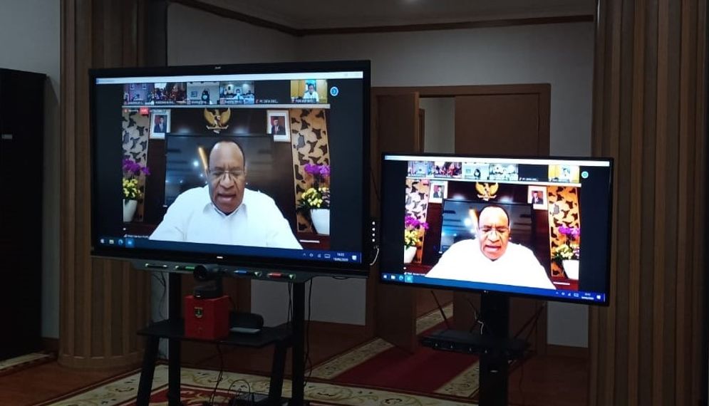 Wakil Menteri PUPR, John Wempi Wetipo melakukan video confrence dalam peresmian Pasa Ateh Bukittinggi. Foto: ist