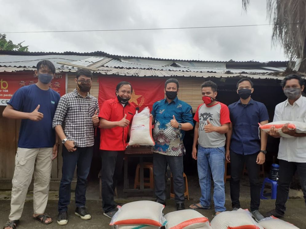 Penyerahan bantuan beras untuk petani