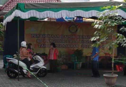 Proses pembagian rapor dengan sistem drive thru di SDK Pangudi Luhur