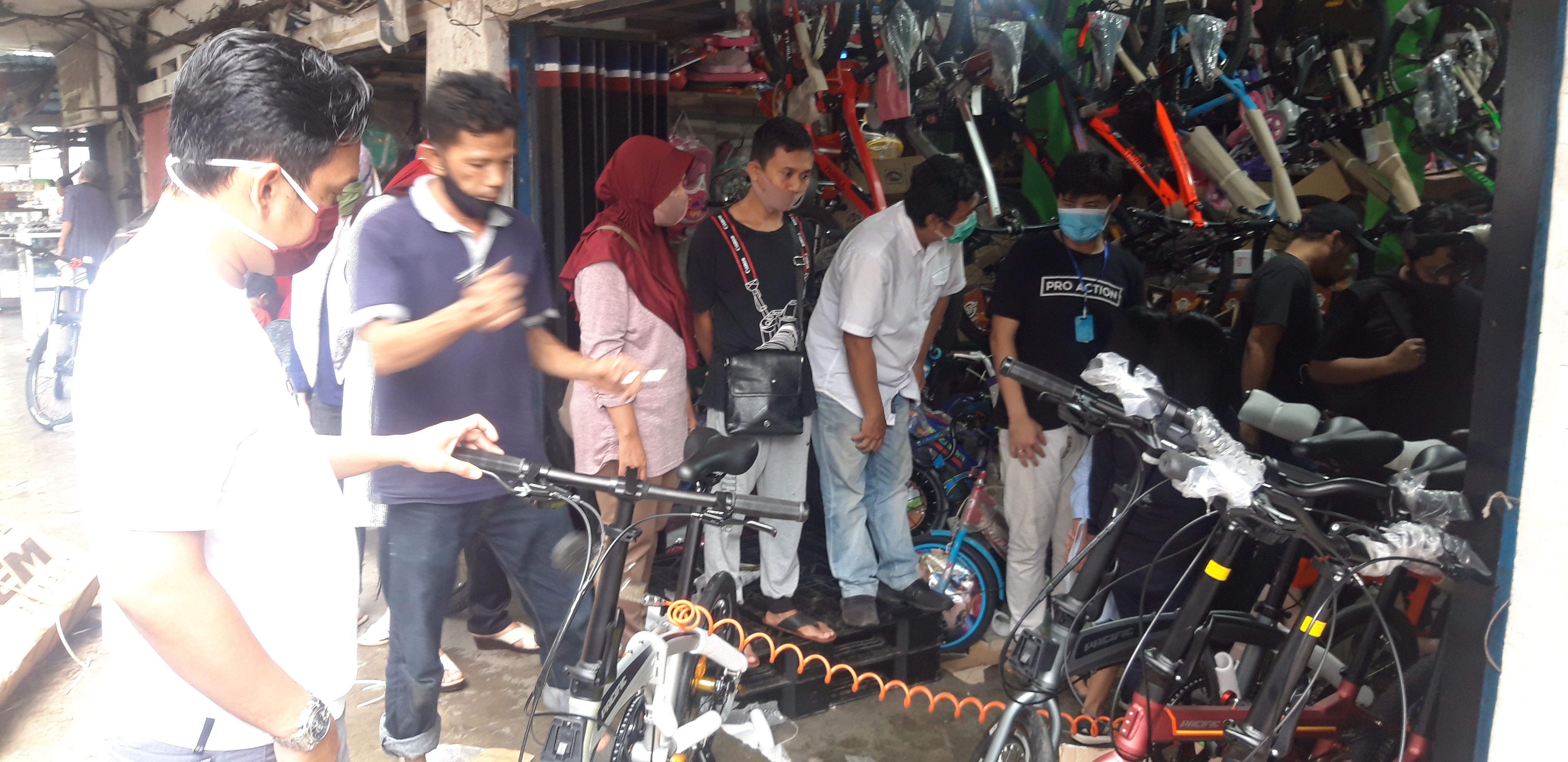 Toko Sepeda Oei Ramai Diserbu Pembeli
