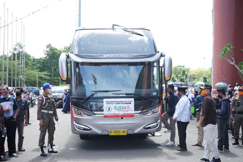 Pelepasan santri ke Pondok Darussalam Gontor