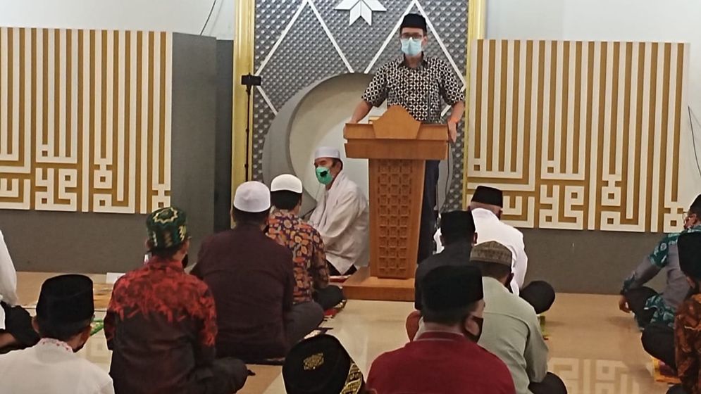 Gubernur Sumatera Barat Irwan Prayitno menyampaikan tausyah singkat kepada masyarakat yang ikut salat gerhana matahari di Masjid Raya Sumatera Barat