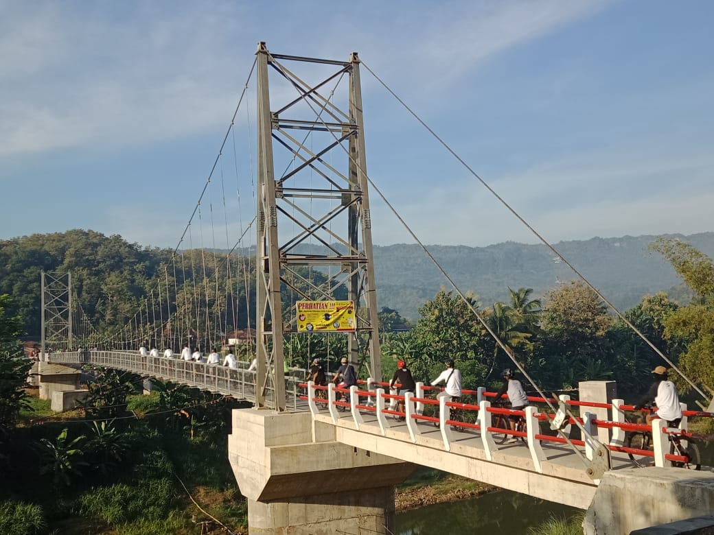 Jembatan Gantung Pengkol ramai dipadati pesepeda. 