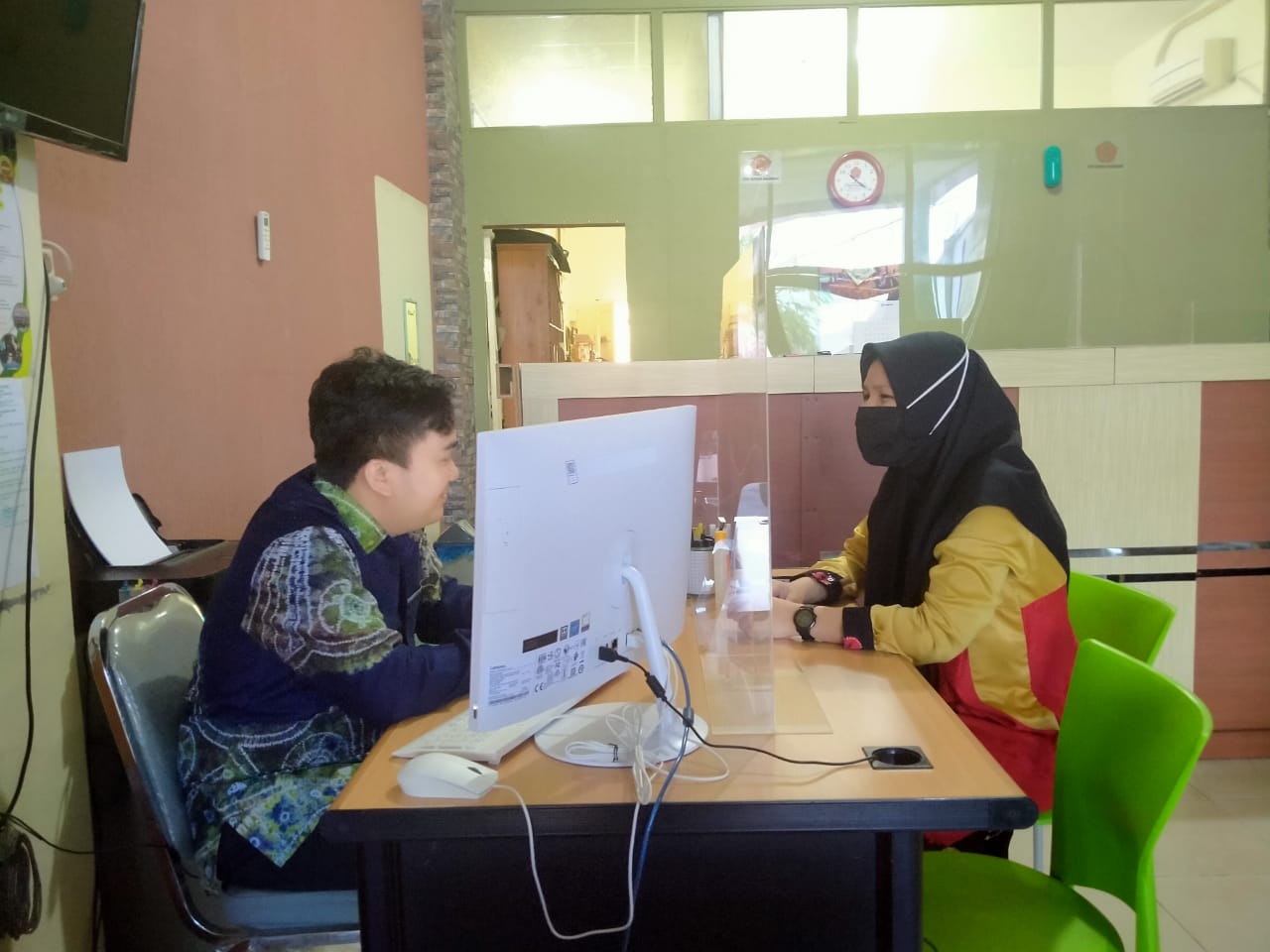 Ari saat menerima mahasiswa baru melakukan registrasi daftar ulang