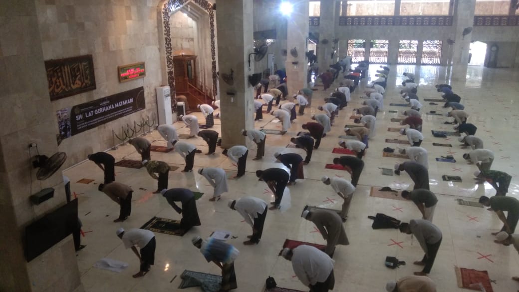 Jamaah sedang beribadah Shalat Kusuf saat gerhana matahari