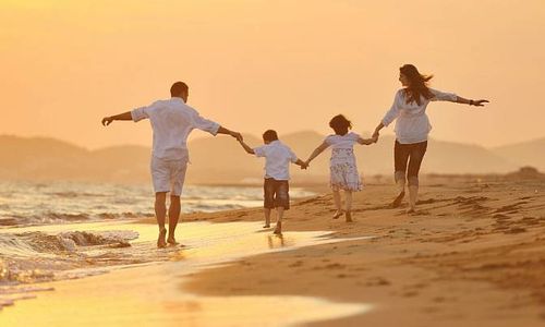 Ilustrasi keluarga yang tengah bermain di pantai