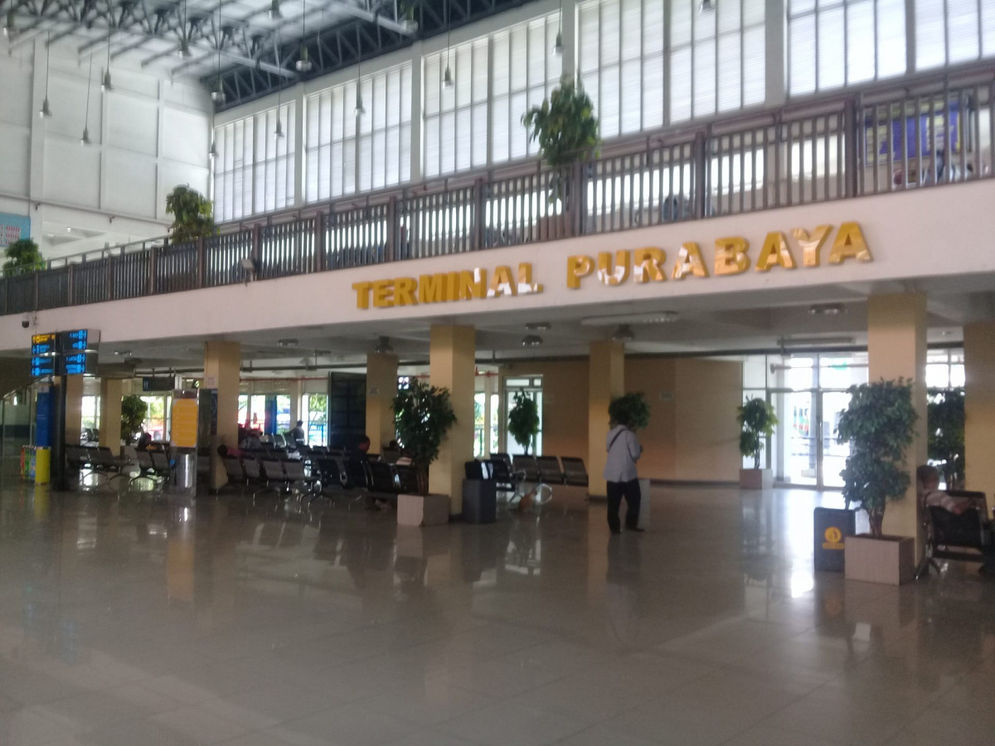 Terminal Bungurasih Surabaya yang masih sepi