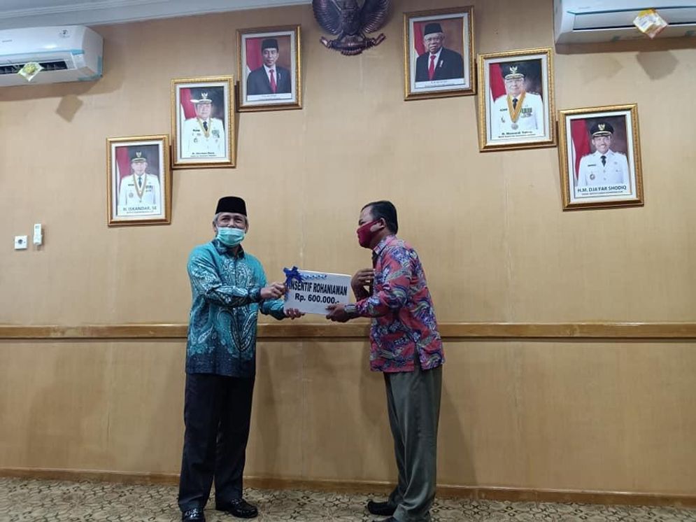 Penyerahan bantuan lintas agama oleh Pemkab OKI