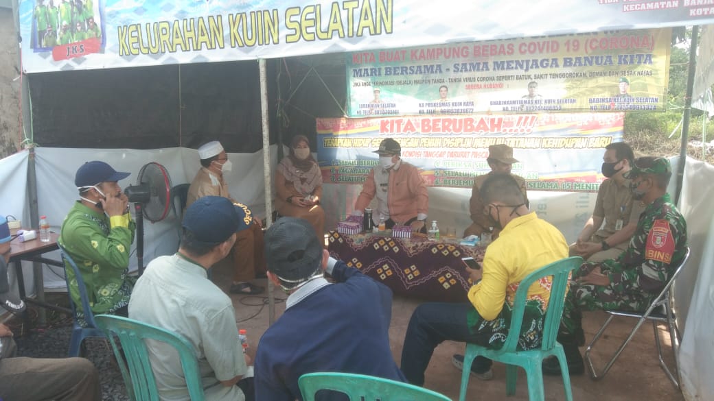 Ibnu Sina saat bertemu dengan warga
