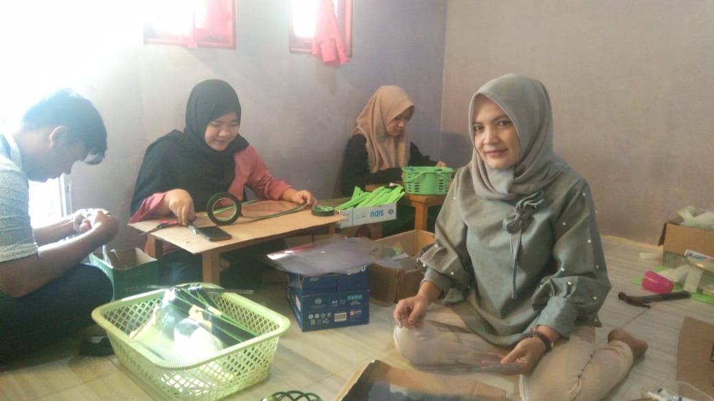 Bulan, guru les tari yang memproduksi Face Shield