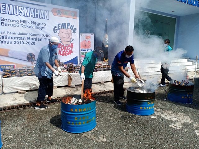 Pemusnahan rokok ilegal oleh DJB Kaltimra