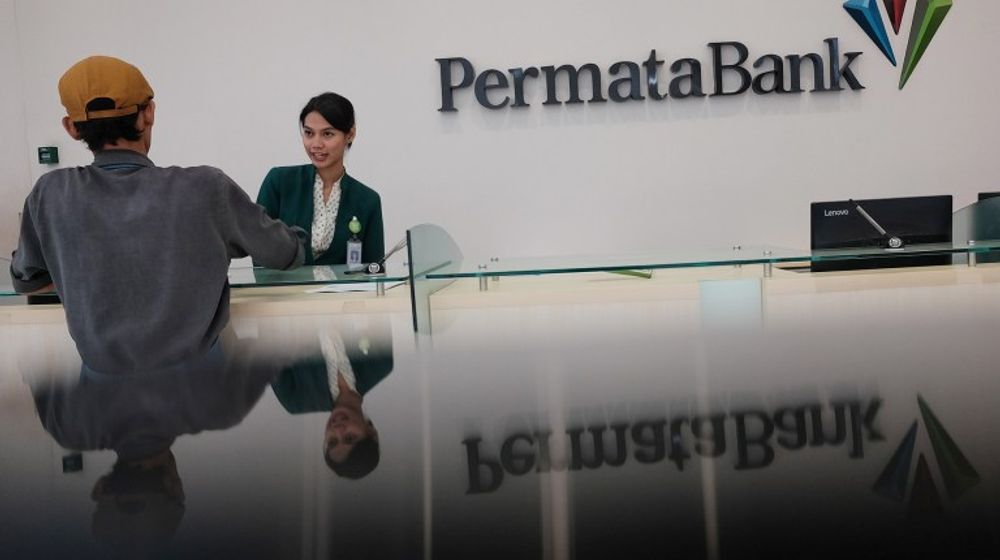 Suasana pelayanan nasabah disalah satu kantor cabang milik Bank Permata.