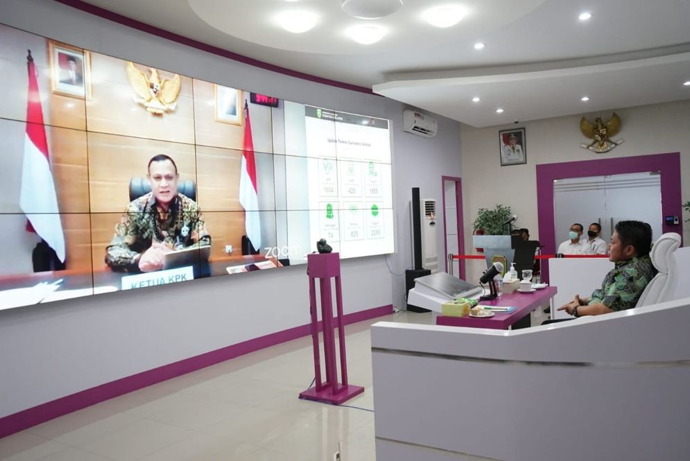Gubernur Sumsel Herman Deru menyimak arahan dari Ketua KPK RI Komjen Pol Firli Bahuri melalui video conference di ruang Command Centre Pemprov Sumsel, Rabu (24/6).
