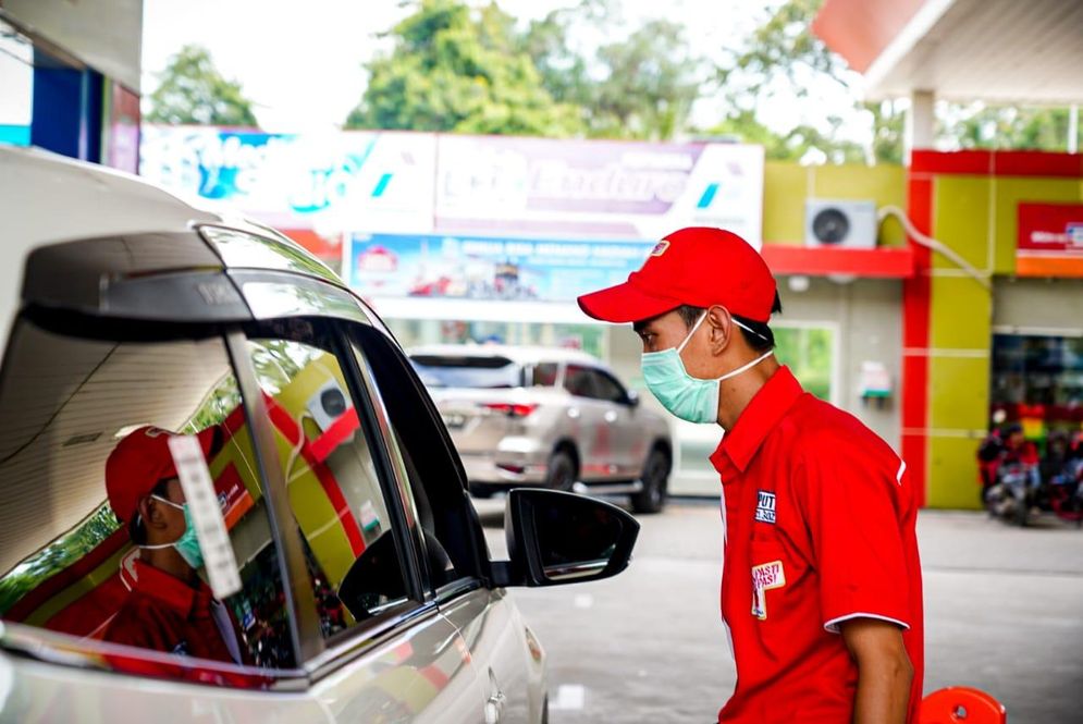 Petugas SPBU menerapkan protokol kesehatan