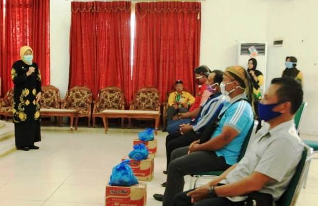 Perwakilan musisi dan Seniman saat menerima bantuan secara simbolis sembako dari Pemkab Batola