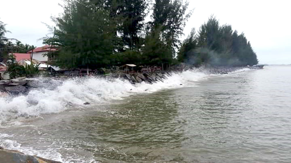 Kondisi gelomang laut yang menghantam Pantai Api-Api Bayang Pesisir Selatan. Foto: ist